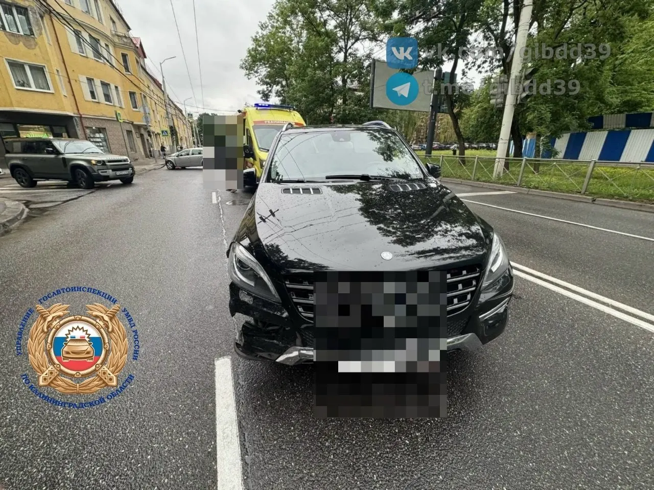Авария на пересечении Юношеской и Горького: по предварительным данным водитель Mercedes проехал на красный, есть пострадавший, инспекторы выясняют обстоятельства ДТП.