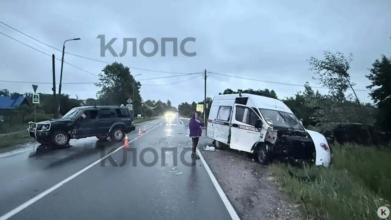 В Немане внедорожник столкнулся с машиной скорой помощи: туристка с Камчатки и её ребёнок получили помощь на месте, ребёнка позднее передали другой бригаде. Причины и обстоятельства аварии уточняются.