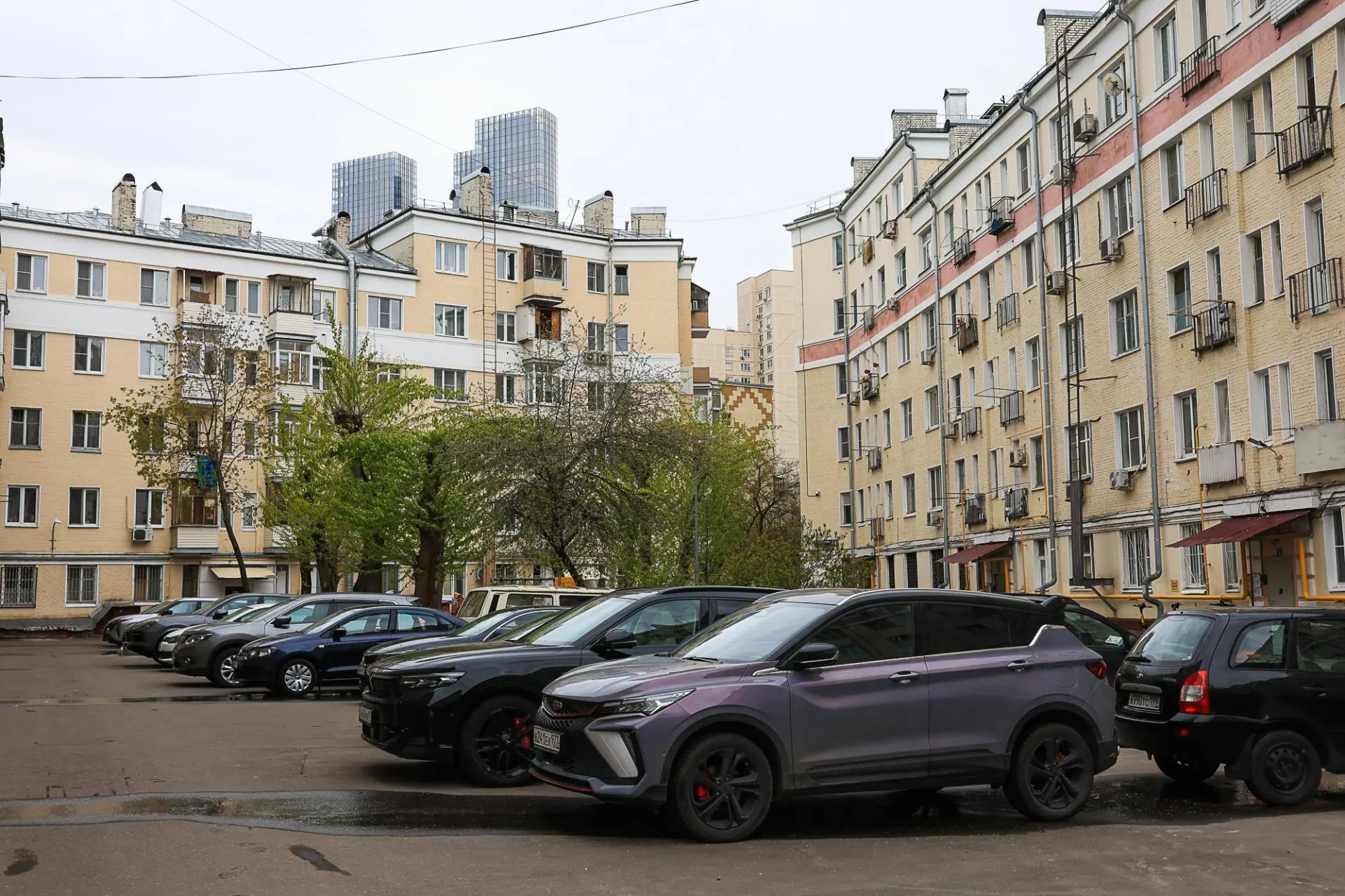 Таможенная служба массово рассылает ретроактивные требования об уплате утилизационного сбора — иногда суммы превышают стоимость автомобиля. Счета приходят даже тем, чьи машины пригоняли прежние владельцы. Что происходит и как действовать.