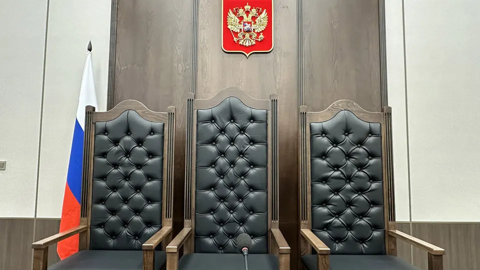 Верховный суд подготовил законопроект, который позволяет смягчить требования к образованию для секретарей заседаний, консультантов и других специалистов аппарата судов — инициативу поддержала правительственная комиссия.