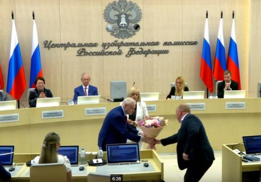 На заседании ЦИК единогласно зарегистрировали списки «Справедливой России», подтвердили 260 кандидатов, приняли в состав комиссии члена с правом совещательного голоса и утвердили региональных финансовых уполномоченных «Яблоко».