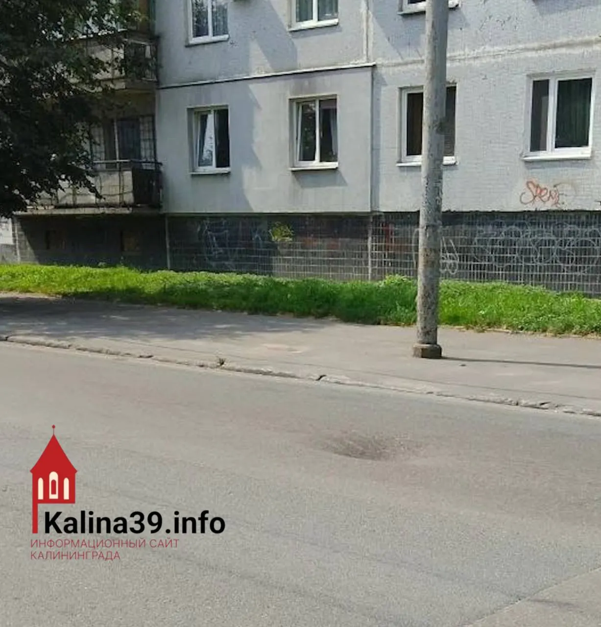 Участок между Черниговской и Яблочной перекрыт из‑за коммунальной аварии — асфальт просел. Официальные данные о снижении числа аварий на водопроводе объясняют изменением методики подсчёта.