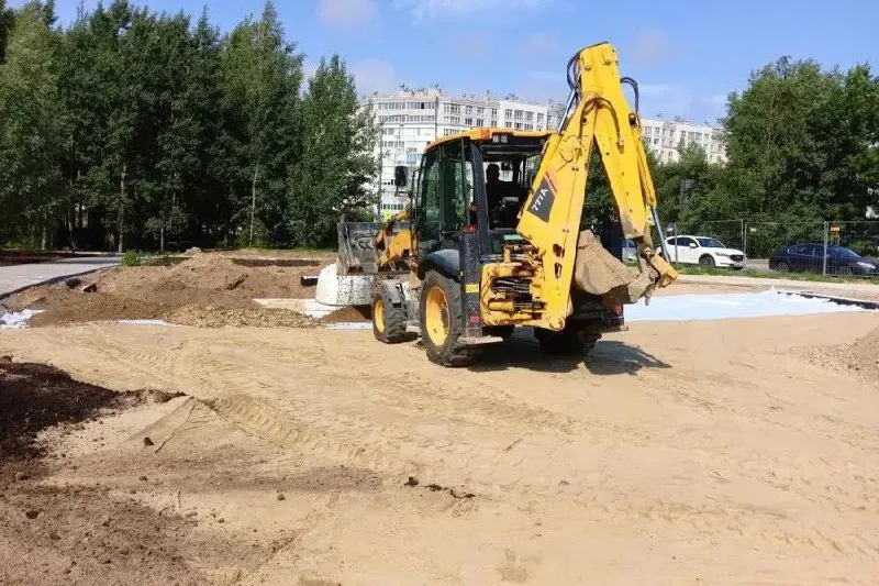 На площади около 8 000 кв. м укладывают террасную доску и плитку, готовят основание под гранит, планируют мемориальную композицию, малые архитектурные формы и посадку декоративных деревьев.