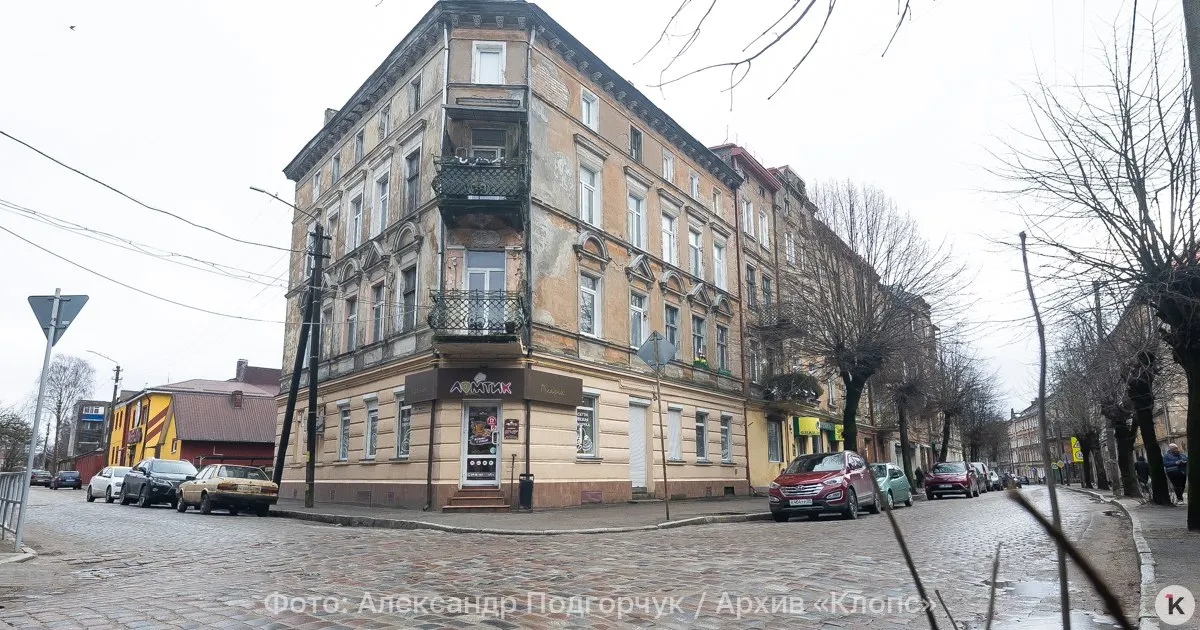 Муниципалитет сообщил, что из‑за ограниченного бюджета брусчатку при капитальном ремонте улиц переложить не смогут — в местах работ положат асфальт; брусчатка в центре останется как часть исторического наследия.