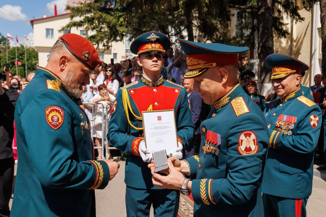 Александру Белоглазову, начальнику военного института в Саратове, присвоено воинское звание генерал-лейтенанта. Погоны и удостоверение вручил генерал-полковник Анатолий Маликов.