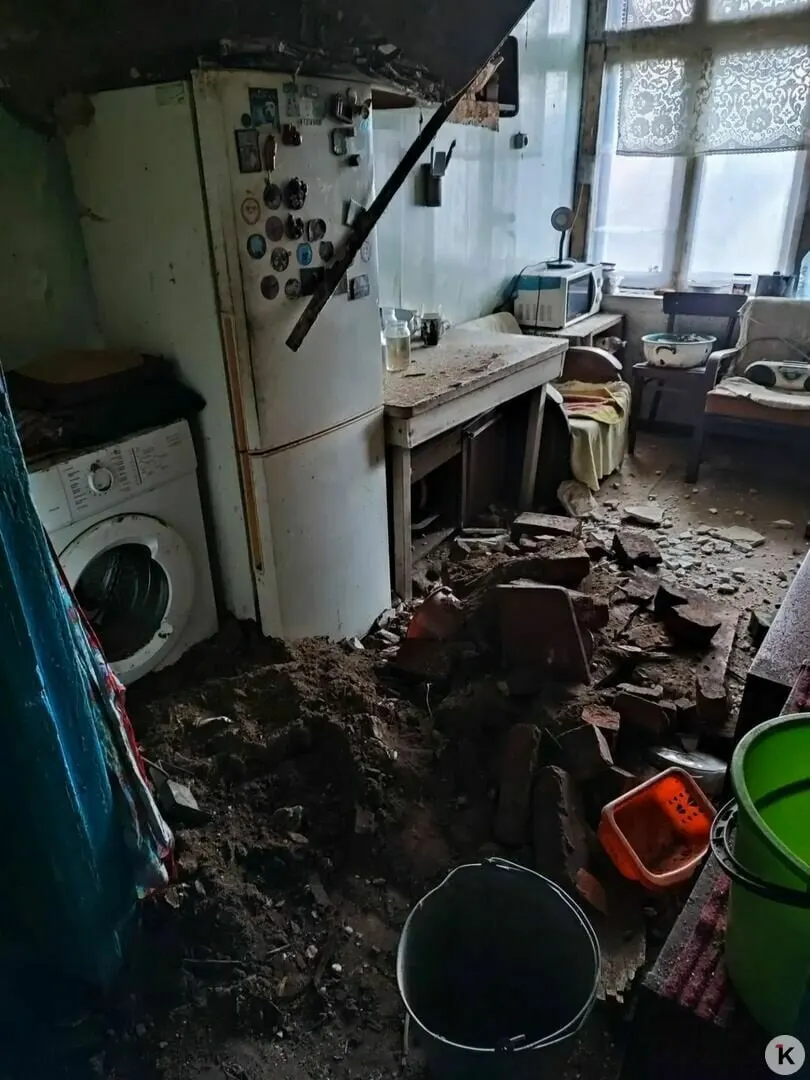 5 июля в квартире дома в Славском округе обрушился потолок: в помещении обнаружили прогнившие перекрытия и дыру, ведущую на третий этаж. Жильцы добиваются признания дома аварийным, но сроки капитального ремонта отложены на 2030-е годы.