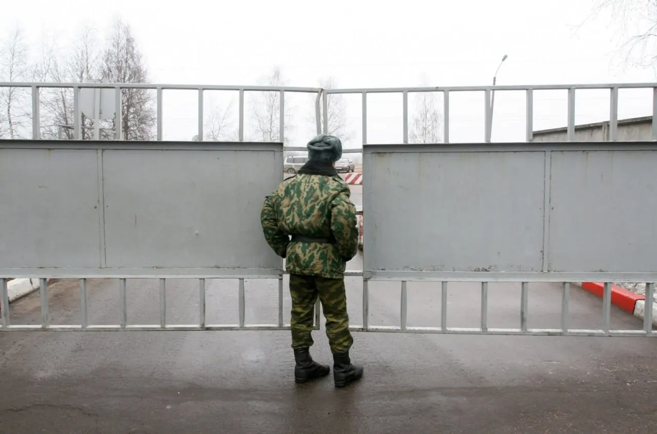 Депутат из Томской области заявил, что ведомство всё чаще присваивает пропавшим без вести статус «самовольно покинувших часть». Этот статус обрекает семьи на потерю положенных выплат и социальных гарантий.