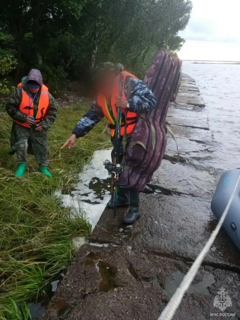 В Светлом семейная пара провела в лодке двое суток — их сняли с воды инспекторы ГИМС после вызова на номер 112; пострадавшим медицинская помощь не понадобилась.