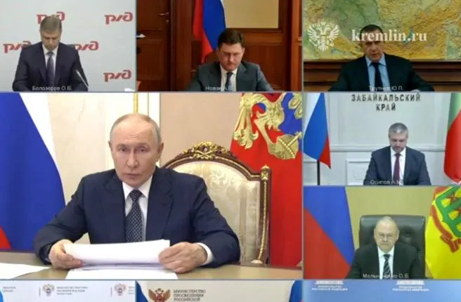На совещании с правительством обсуждали обеспечение топлива для госорганов и граждан, расширение производства нефтепродуктов малыми и средними предприятиями и возможный импортерский резерв. Губернатор Забайкалья предложил строить мини‑НПЗ и увеличить поставки из дружественных стран.