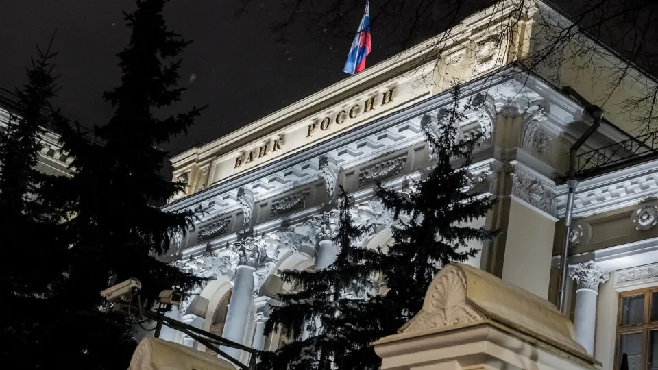 Отток наличных и сокращение бюджетных остатков спровоцировали рекордный дефицит рублевой ликвидности в банковской системе и резкий рост займов у Центробанка.