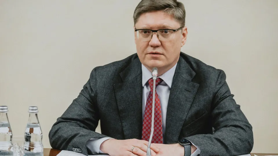 Заместитель руководителя фракции заявил, что перебои с топливом вызваны ударами по нефтеперерабатывающим мощностям, пообещал скорое восстановление поставок и раскритиковал идею национализации. Эксперты фиксируют значительное снижение переработки нефти и ввод массовых ограничений на продажу топлива.