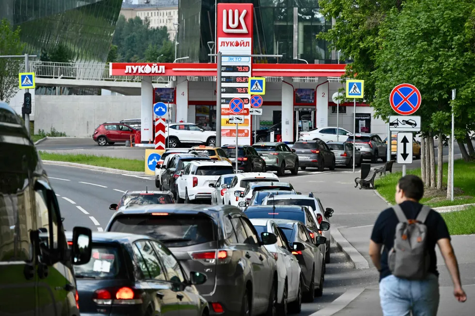 Жители разных городов рассказывают, как топливный кризис нарушил привычную рутину — от очередей на АЗС и лимитов до срывов работы и проблем с доставкой. Люди адаптируются, экономят и переживают за будущее.