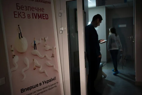 Депутаты приняли поправки в закон «О ветеранах»: бесплатную процедуру ЭКО смогут получить жёны участников и инвалидов боевых действий, а также вдовы в течение пяти лет после гибели супруга. Суррогатное материнство исключено, за забор и криоконсервацию биоматериала придётся платить.