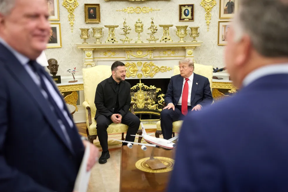 Президент Украины провёл в Белом доме встречу с Дональдом Трампом: обсуждали поставки ракет для систем Patriot, далее последовали парламентские инициативы США и планы визитов спецпосланников. В материале также — письма читателей о последствиях ударов по складам.