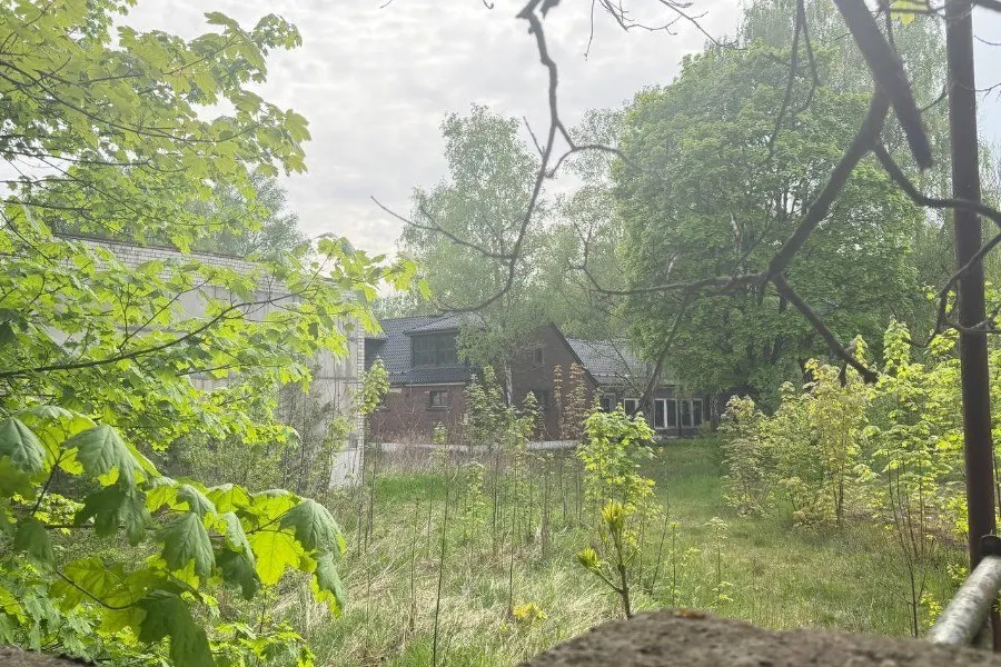 Территория бывшего военного городка №32, где с 2021 года обустраивался креативный кластер «Креспективы», включена в план приватизации — власти не предоставили данные о суммах, потраченных на проект, и о текущем состоянии зданий.