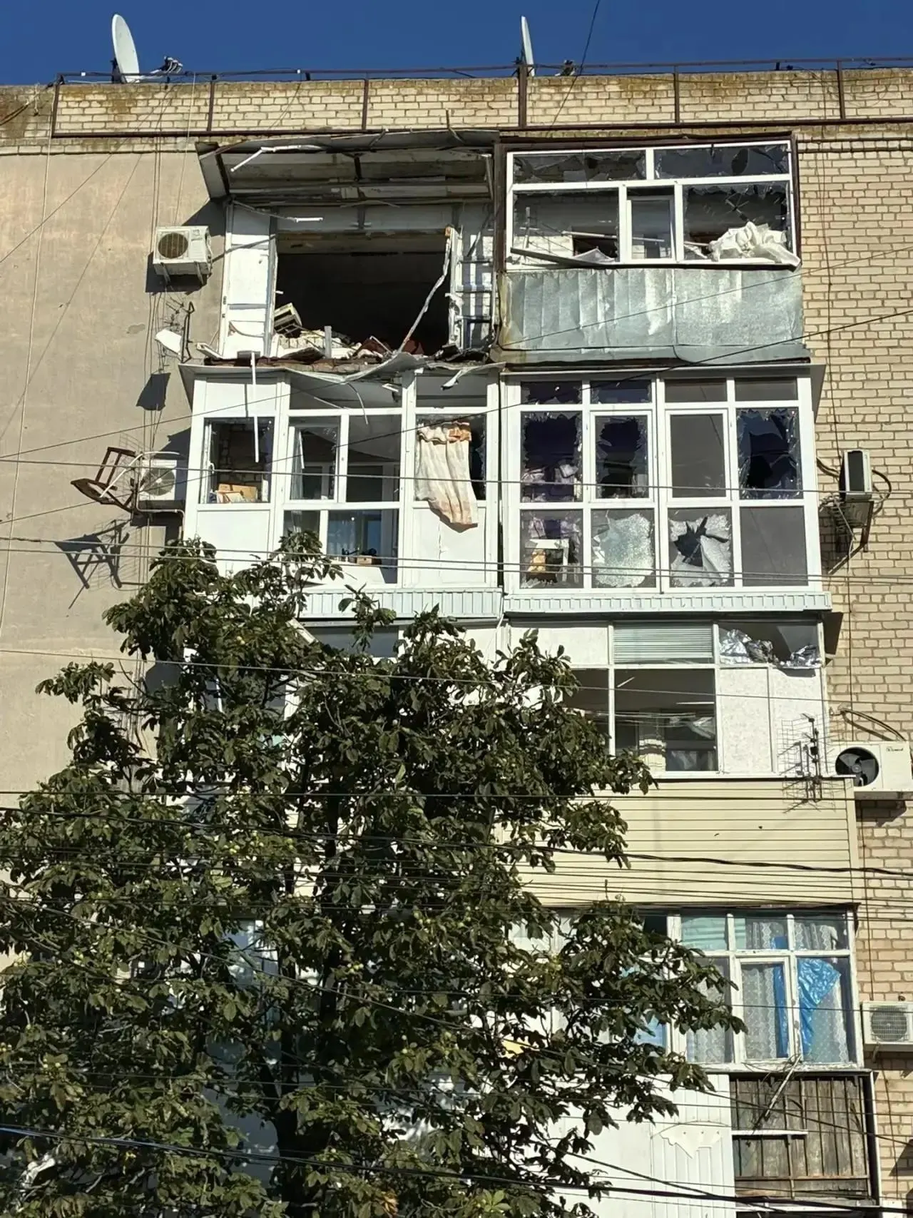 За последние сутки в результате ударов по разным регионам России погибли и получили ранения свыше 100 человек. Власти называют произошедшее спланированным терактом; по сообщениям, для атак использовались дроны с поражающей начинкой.