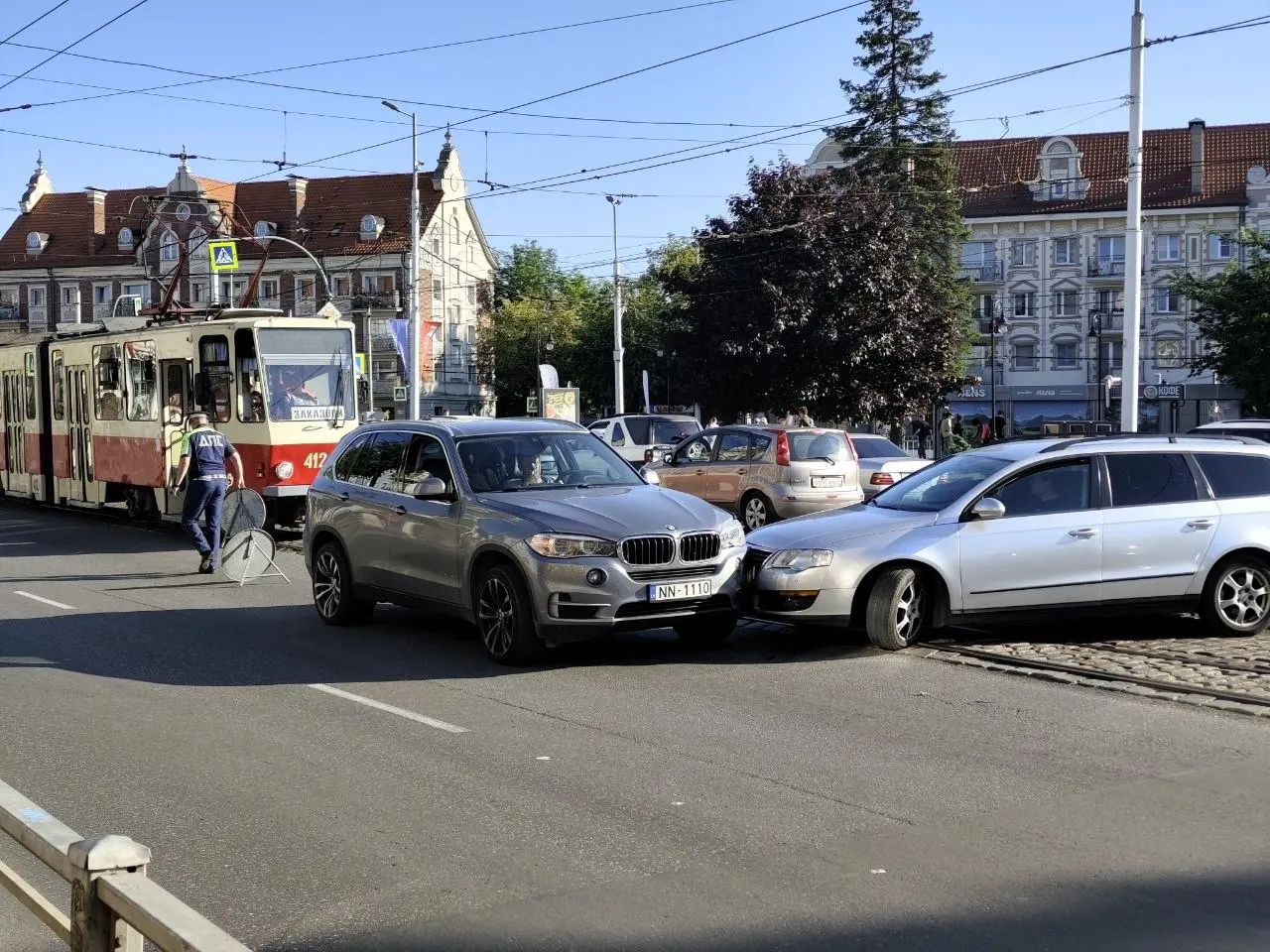 На перекрёстке Ленинского проспекта и улицы Театральной столкновение автомобилей заняло полосу и заблокировало служебный трамвай.