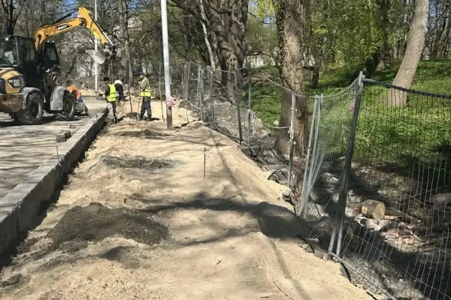 По итогам проверки министерства подрядчика привлекли к административной ответственности — строительная техника повредила фундамент и зелёные насаждения в памятнике природы регионального значения.