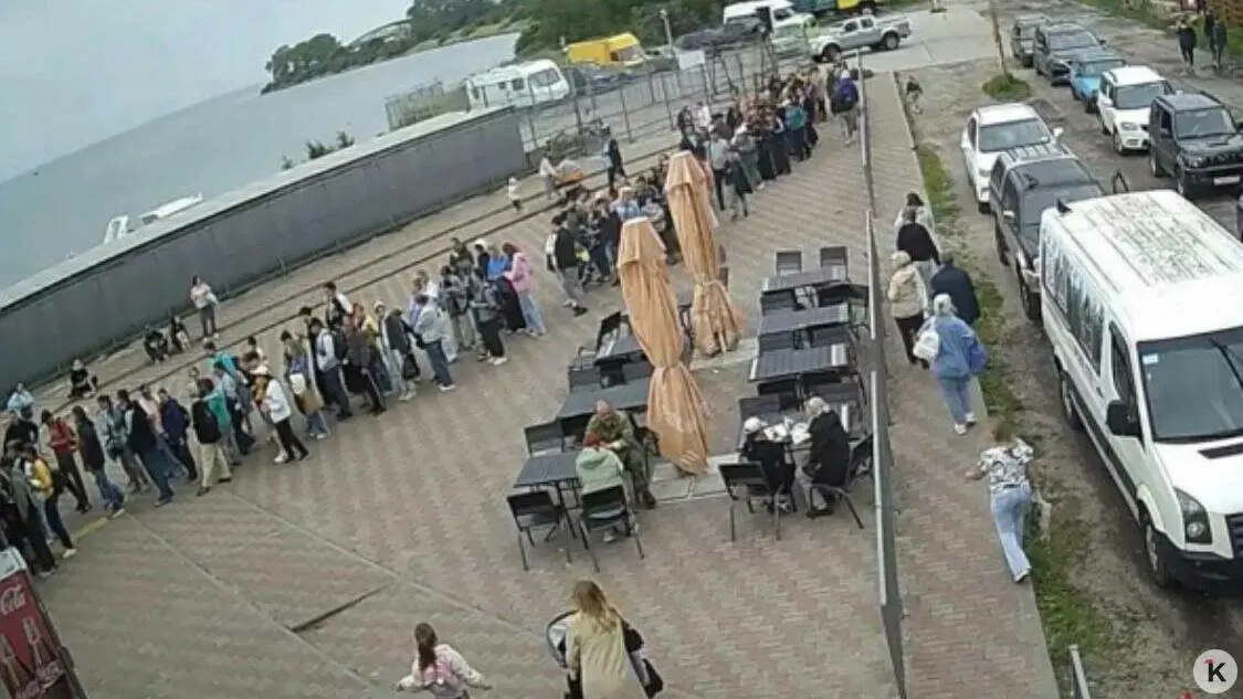 Катера из Балтийска на курортную косу перестали ходить; пассажиры теперь зависят от паромной переправы, которая ходит реже и часто отменяется из‑за погоды. Перевозчикам запретили выход в судоходный канал — решения объясняют соображениями безопасности.