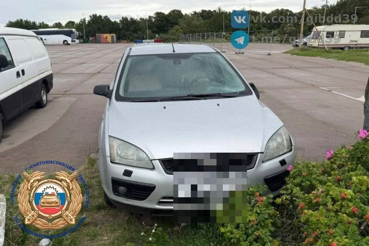 Около 2:10 водитель Ford на парковке у Северного мола сбил двух пешеходов 1994 и 2000 годов рождения; оба получили помощь, обстоятельства ДТП выясняют инспекторы.