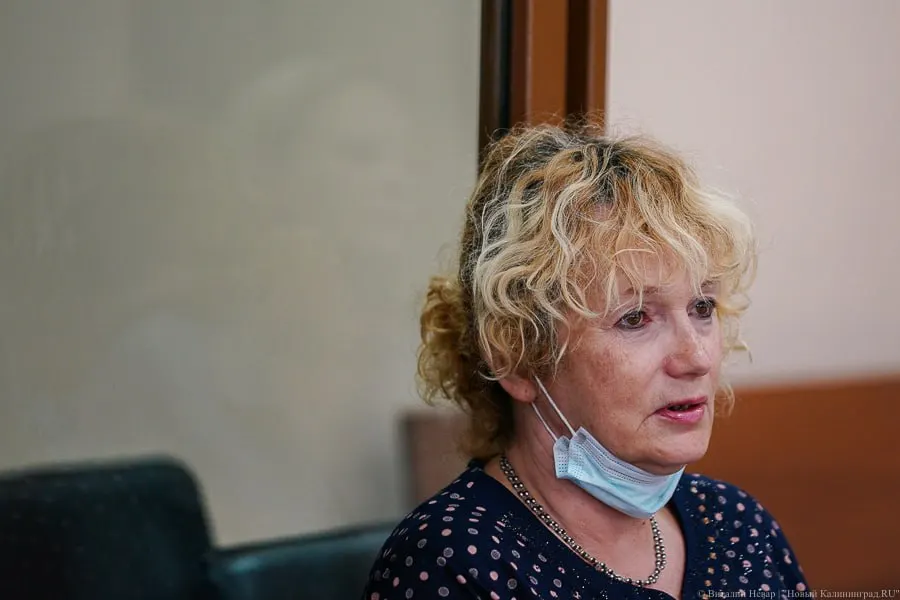 Адвокат заявила, что в СИЗО из‑за жары и возможных ошибок в назначении лекарств ей стало плохо — она говорит о приступах и критической температуре в камере. Общественная наблюдательная комиссия связалась с ФСИН.