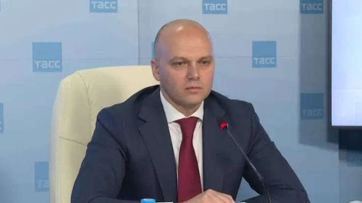 Сокращение рейсов на маршруте №110 затруднило дорогу на работу и в детский сад: люди вынуждены ловить попутки или идти по обочине без тротуара. Жители просят местные власти вернуть удобное расписание или добавить рейсы.