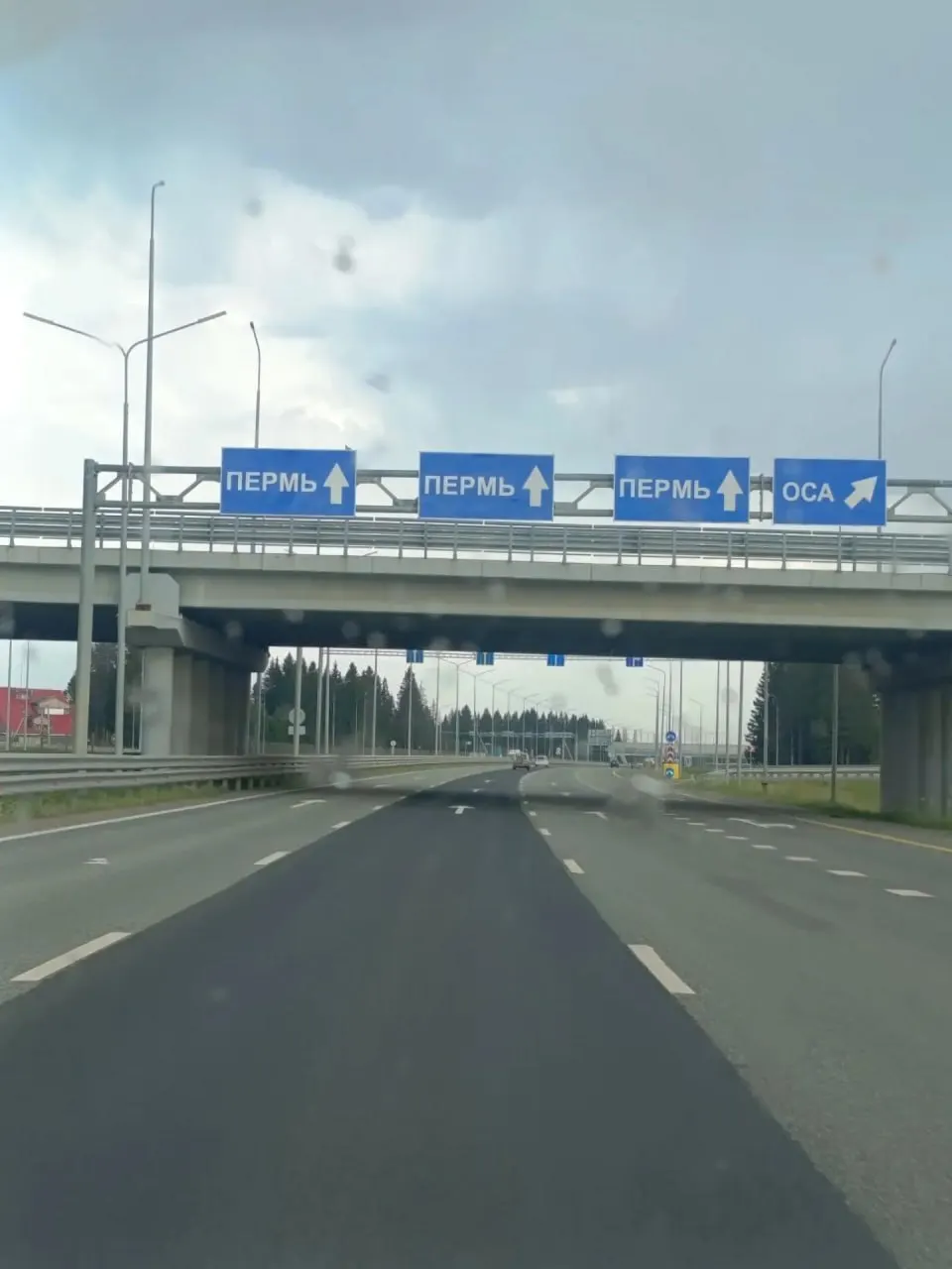 Житель Калининградской области почти добрался до Усть‑Луги: до парома осталось около 800 км. На последних участках пути возникли перебои с бензином — особенно в Кировской и Костромской областях, тогда как в Вологодской очередей не было.
