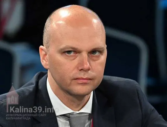 Губернатор Калининградской области назвал одной из причин перебоев с бензином невыплаты некоторых малых независимых АЗС поставщикам; власти поручили проверить их работу и дееспособность.