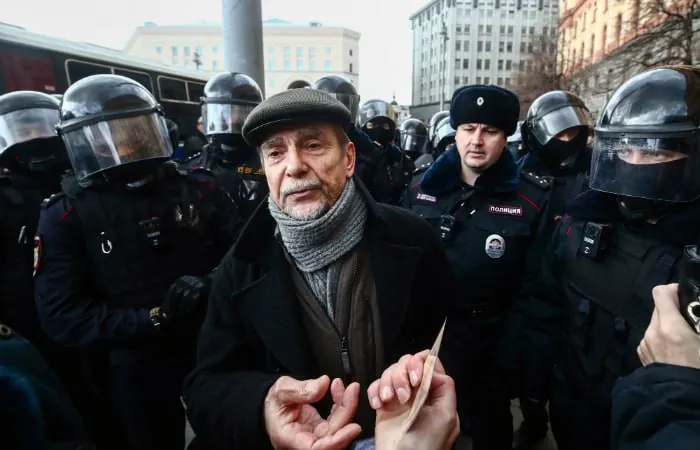 В Хорошевском суде Москвы началось заочное рассмотрение дела в отношении 84‑летнего правозащитника Льва Пономарёва. Обвинения касаются организации деятельности «нежелательной» организации и нарушения обязанностей «иностранного агента». Прокуратура запросила 6,5 лет лишения свободы и 10 лет запрета администрировать интернет‑сайты.