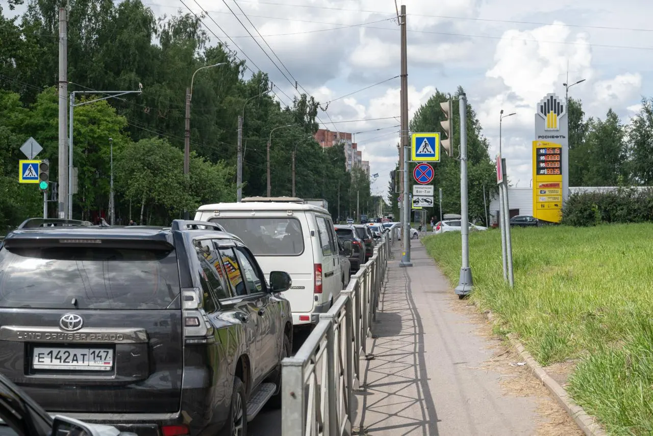 Несмотря на разрешение в России временно продавать бензин стандарта Евро‑3, в Санкт‑Петербурге сотрудники ряда автозаправок утверждают, что им по‑прежнему привозят Евро‑5 и предлагают водителям самостоятельно сверять документы на партию топлива.