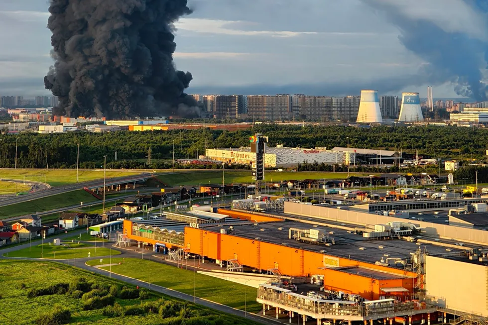 По данным российских властей, в ночь на 24 июля ПВО сбили 571 беспилотник; пожары произошли на складах Wildberries в Петербурге, Ленобласти и Симферополе, также был поражён завод в Кирове — есть пострадавшие, число уточняется.
