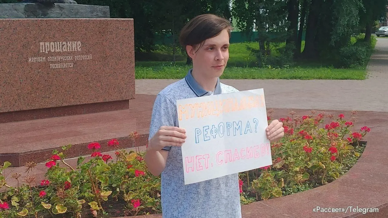 Партия «Яблоко» зарегистрировала кандидатов в Госдуму в Алтайском крае, Калининградской области, Удмуртии и Владимирской области. Краткие биографии и основные факты о каждом из них.