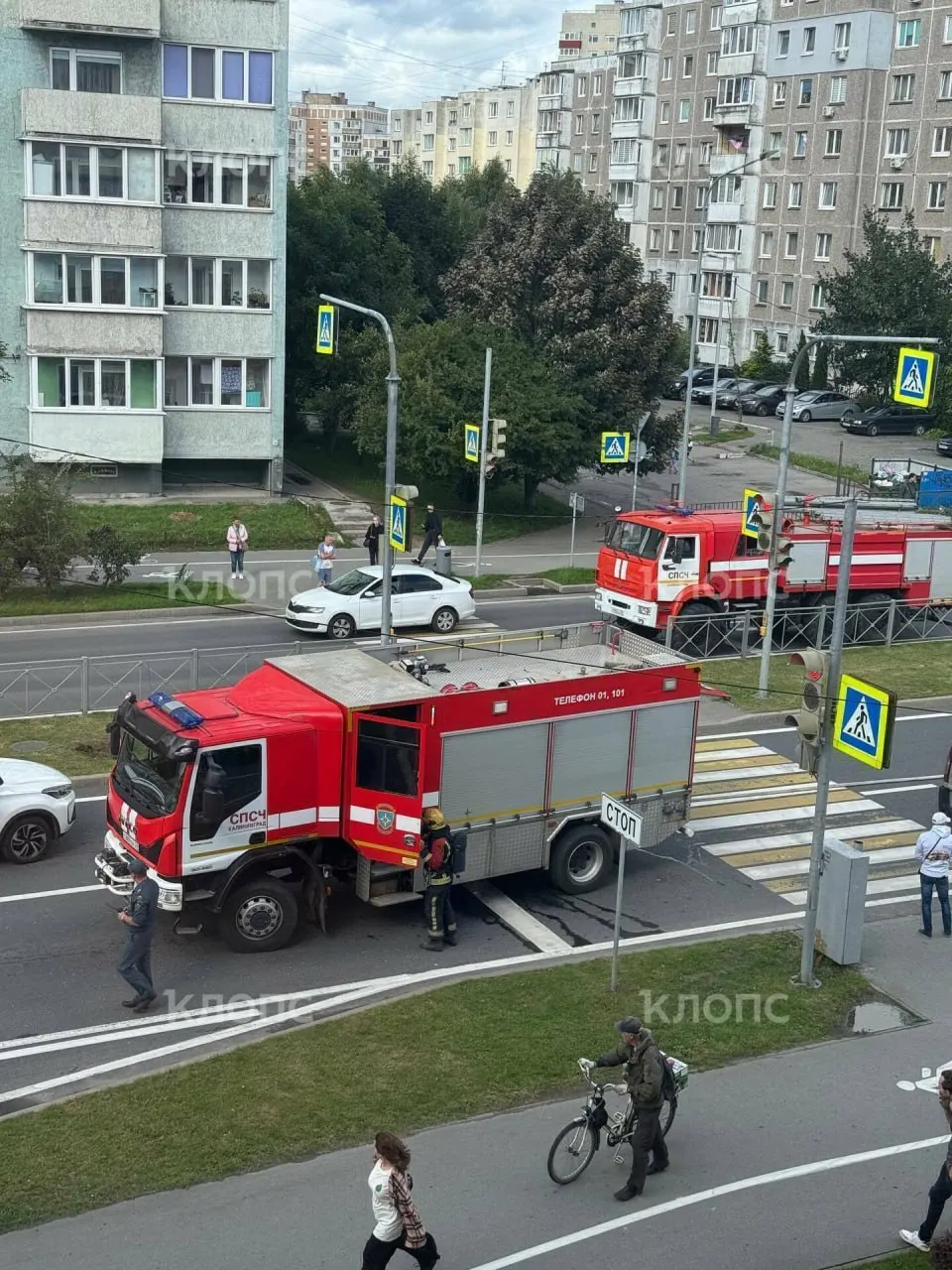 Днём 27 июля на улице Генерала Челнокова в микрорайоне Сельма загорел автомобиль. На место прибыли несколько расчётов МЧС, по предварительным данным пострадавших нет.