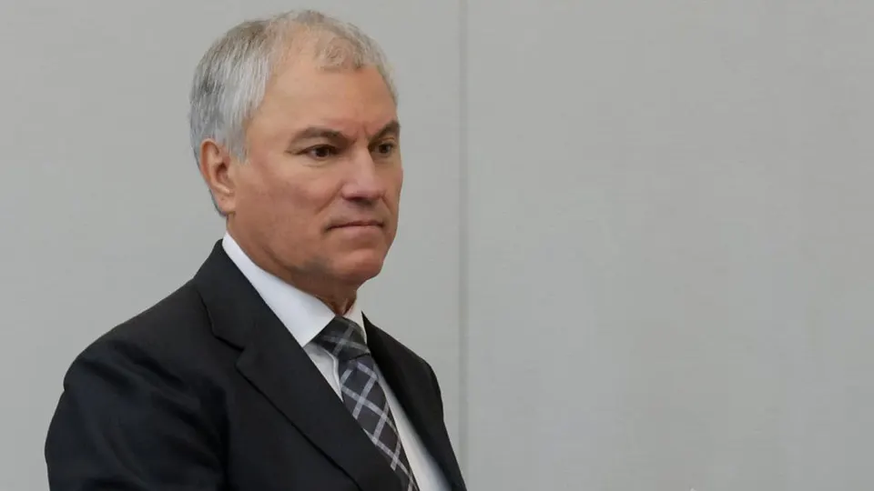На фоне дефицита топлива и ограничений на заправку парламентарии призвали приоритетно развивать городской электротранспорт — трамвай — и попросили водителей сохранять терпение из‑за очередей на АЗС; эксперты отмечают сокращение производства бензина и атаки на топливную инфраструктуру.
