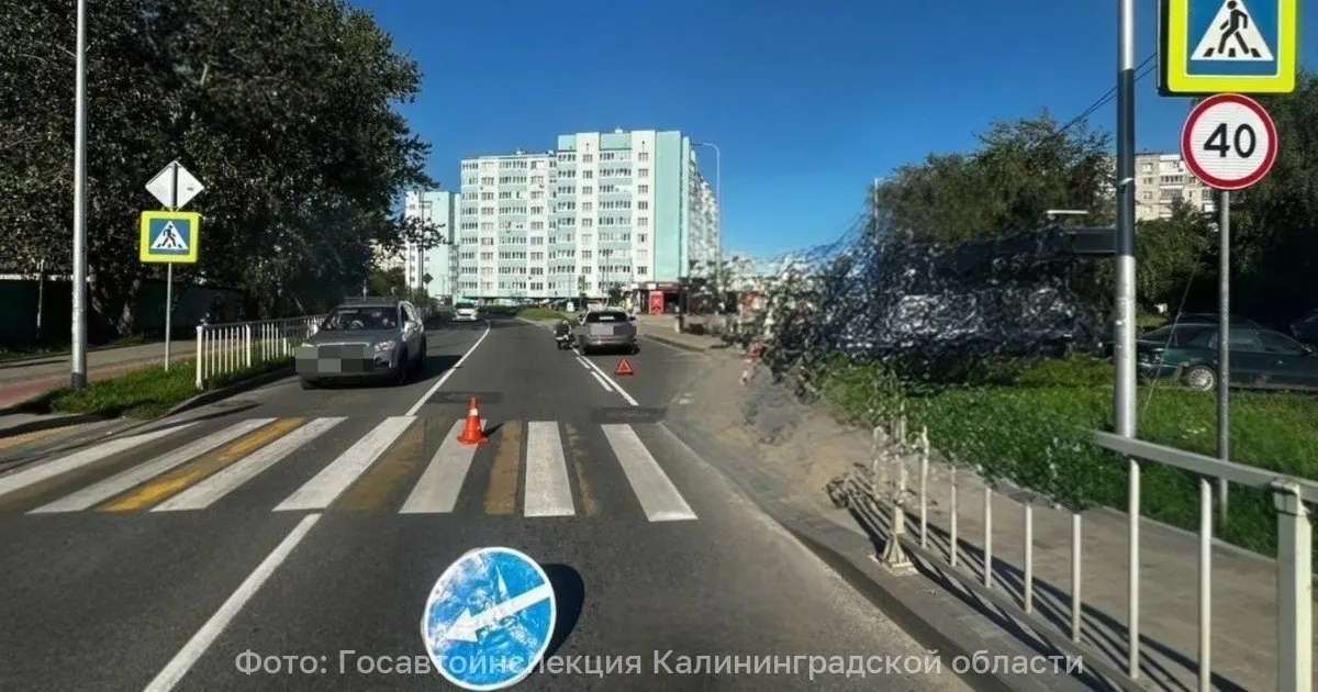 Ребёнок попал под колёса на нерегулируемом пешеходном переходе у дома №21; пострадавшего с телесными повреждениями осматривают, обстоятельства ДТП выясняют сотрудники Госавтоинспекции.