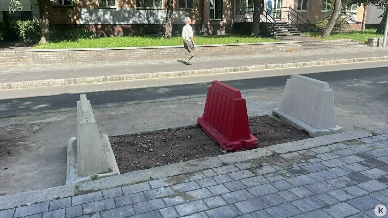 Подрядчик вырезал часть асфальта и засыпал провал на парковке; участок огорожен, движение транспорта не затронуто. Инцидент произошёл утром 26 июля — у одной из машин заднее колесо провалилось в яму.