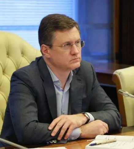 Зампред правительства Александр Новак 7 июля провёл совещание по топливному рынку: главы регионов доложили о запасах, логистике и обеспечении экстренных служб. Власти и отраслевые компании должны усилить ежедневный мониторинг и координацию, чтобы не допустить локальных сбоев в поставках топлива.
