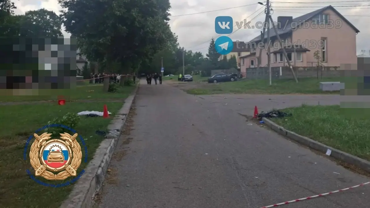 На улице Заводской легковой автомобиль наехал на пешеходов: ребёнок 2022 года рождения погиб на месте, двоих пострадавших доставили в больницы. Полиция устанавливает обстоятельства ДТП.