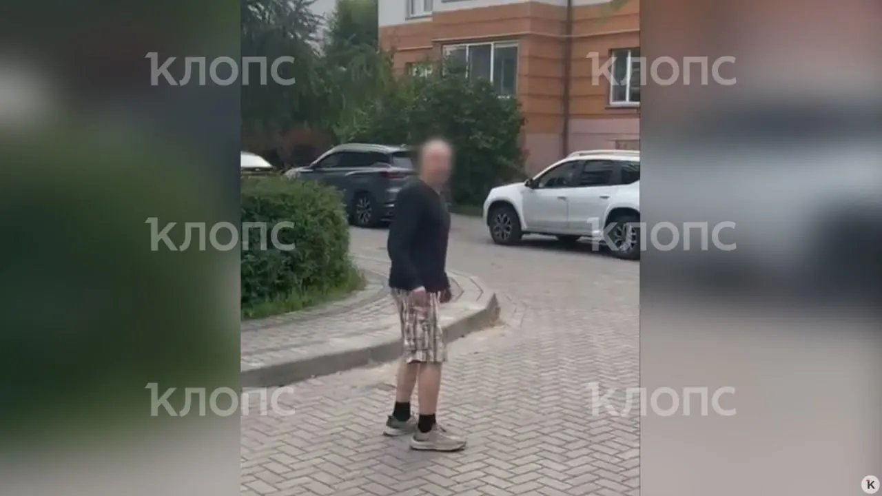 На детской площадке на ул. Гакуна незнакомец подбежал к качелям и попытался вытащить мальчика. Родители забрали ребёнка и обратились в полицию — просят свидетелей сообщить информацию по телефонам дежурной части.