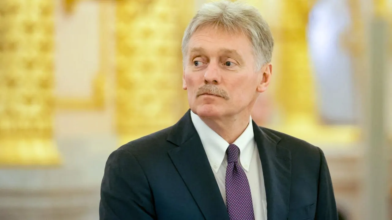 Пресс‑секретарь президента заявил, что вовлечение западных стран и их поддержка Украины превратили СВО в полноценную войну. Удары по гражданской инфраструктуре он назвал террористическими, при этом Россия остаётся открытой к переговорам и рассчитывает на посредничество США.