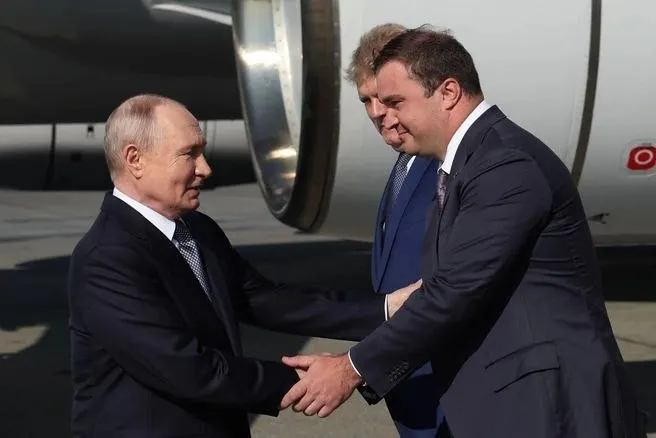 25 июля на рабочей встрече президента и губернатора Омской области обсуждали экономику региона, инфраструктурные проекты, помощь участникам СВО и решение проблем с недостроенным метро и обманутыми дольщиками.