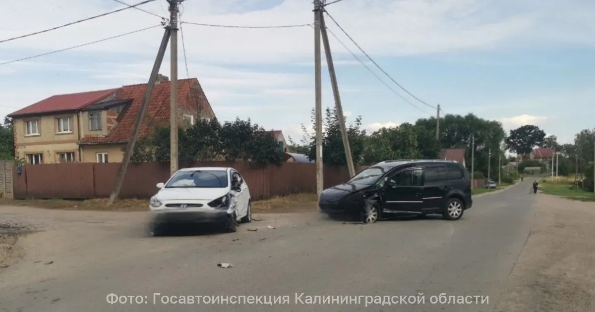 В Черняховске Volkswagen столкнулся с Hyundai: ребёнка в автокресле и водителя второго автомобиля госпитализировали, причины аварии выясняет ГИБДД.