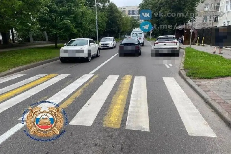 Утром 23 июля около дома №4 автомобиль «Москвич» сбил человека на средстве индивидуальной мобильности на нерегулируемом пешеходном переходе; пострадавшему потребовалась медицинская помощь, проводится проверка.