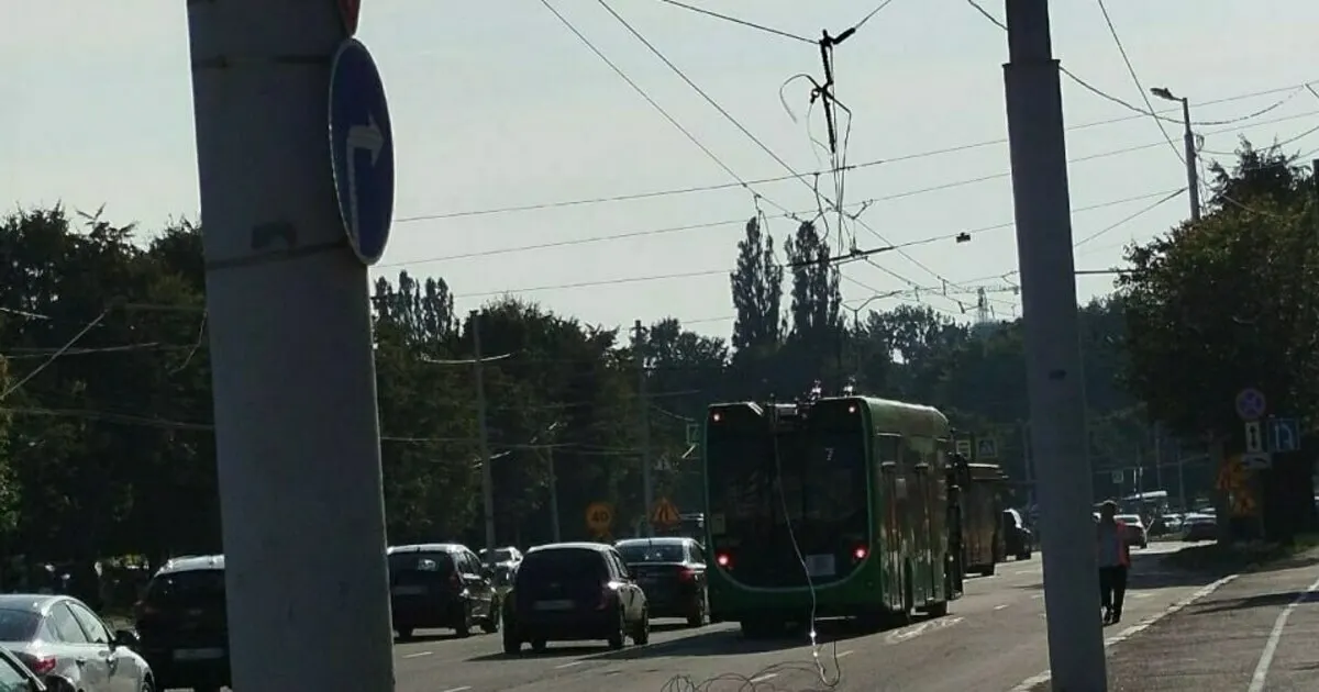 На Московском проспекте оборвалась контактная линия троллейбуса — из‑за этого движение электротранспорта в районе приостановлено, трамваи №3 и №5 временно ходят укороченными маршрутами.