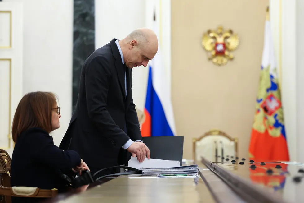 Парламент разрешил Минфину оперативно увеличивать расходы и занимать сверх установленного потолка госдолга. Это временно закрывает кассовые разрывы, но размывает прозрачность бюджета, повышает риски инфляции и удерживает ключевую ставку на высокой отметке, что давит на бизнес и инвестиции.