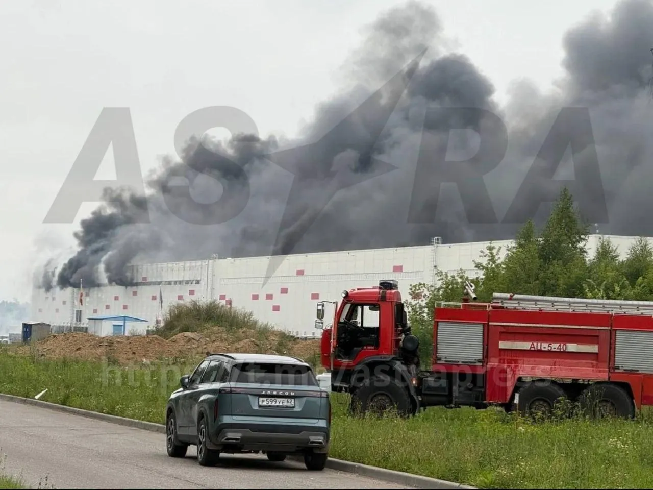 За ночь в нескольких регионах зафиксированы атаки беспилотников и сопутствующие происшествия: в Рязанской области — пожары и шесть пострадавших, в Таганроге — погибшая и повреждения зданий, в Иркутской области — задержания после блокировки переправы, в Москве — задержание кандидата в депутаты. Также сообщают о кадровых потерях в издательском бизнесе после ужесточения проверок.