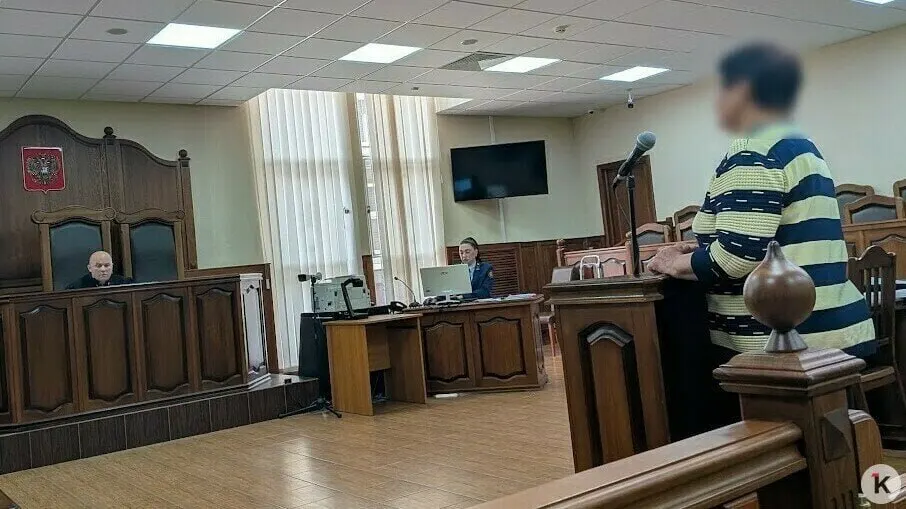 77-летнюю мать обвиняемого вызвали для уточнения показаний: выясняют точную дату визита и последовательность ухода из её квартиры.