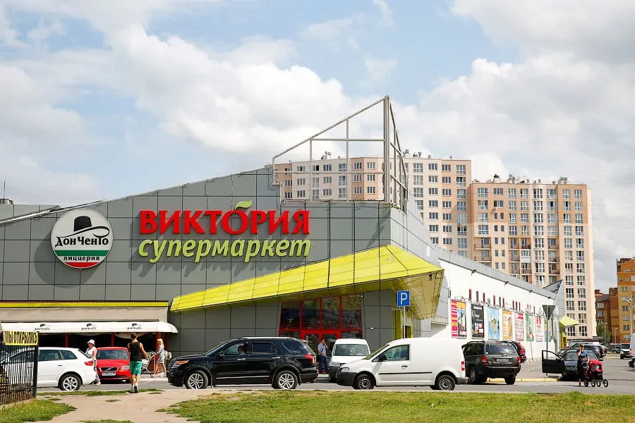 Супермаркет на улице Гайдара прекратил работу: по словам местных жителей, последний рабочий день пришёлся на 29 июля. Магазин был открыт в начале 2000-х годов.