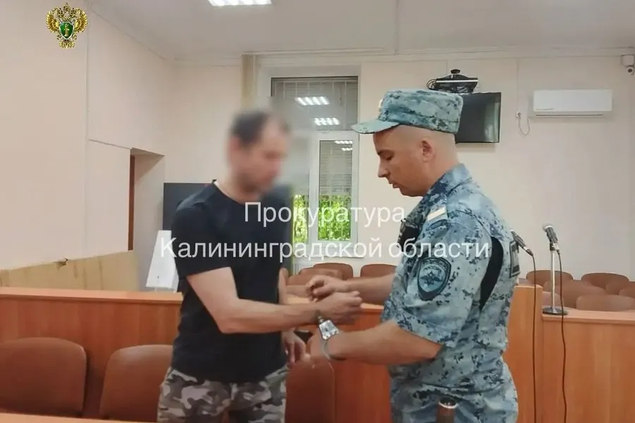 В 2025 году мужчина не платил алименты на несовершеннолетнего сына, его долг превысил 628 тыс. рублей. Суд приговорил его к пяти месяцам в исправительной колонии строгого режима.