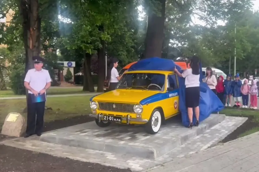 Автомобиль-экспонат убрали со ступеней здания управления ГАИ по причине технической неисправности — машину отогнали во двор, обещают вернуть.